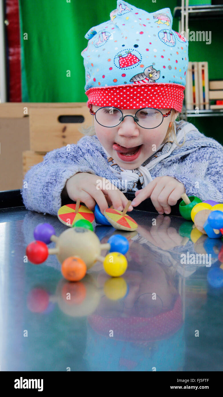 kleine Mädchen spielen mit Spitzen, Porträt eines Kindes in den kindergarten Stockfoto