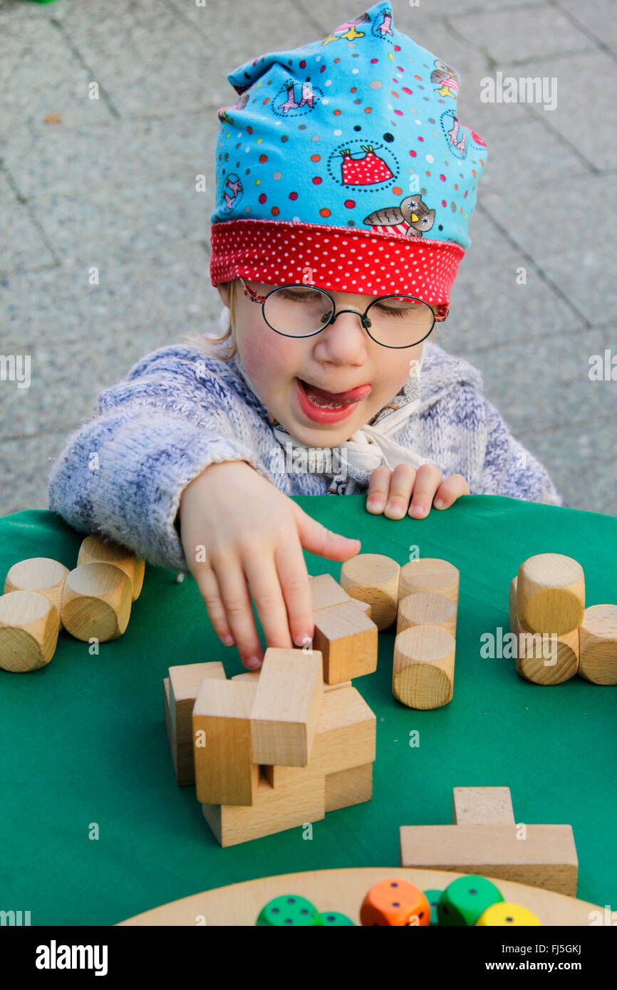 kleine Mädchen spielen mit Steinen, Porträt eines Kindes Stockfoto