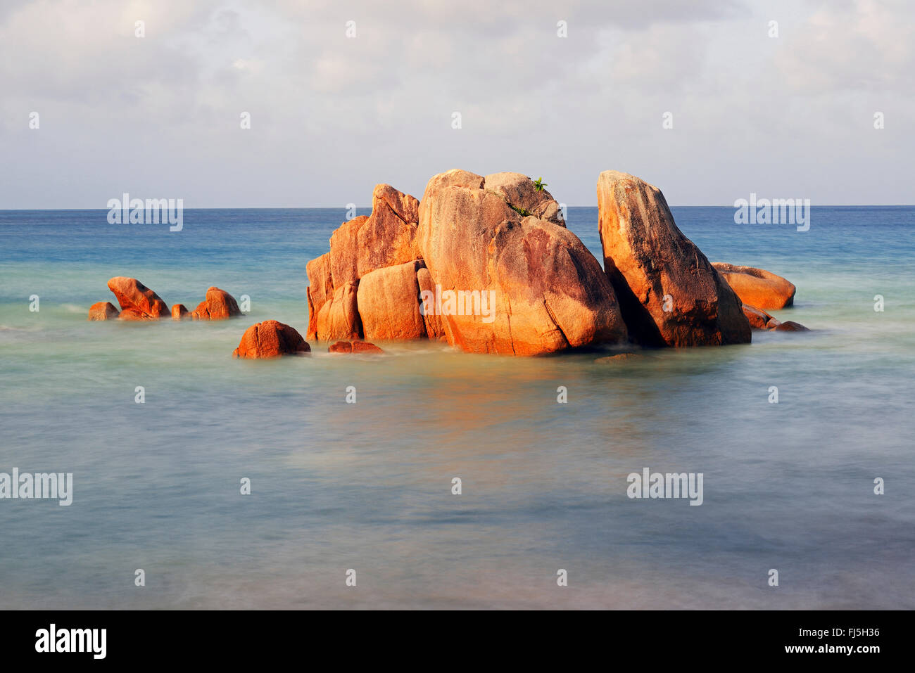 Granitfelsen am Grand Anse, Praslin, Seychellen, Anse Takamaka Stockfoto