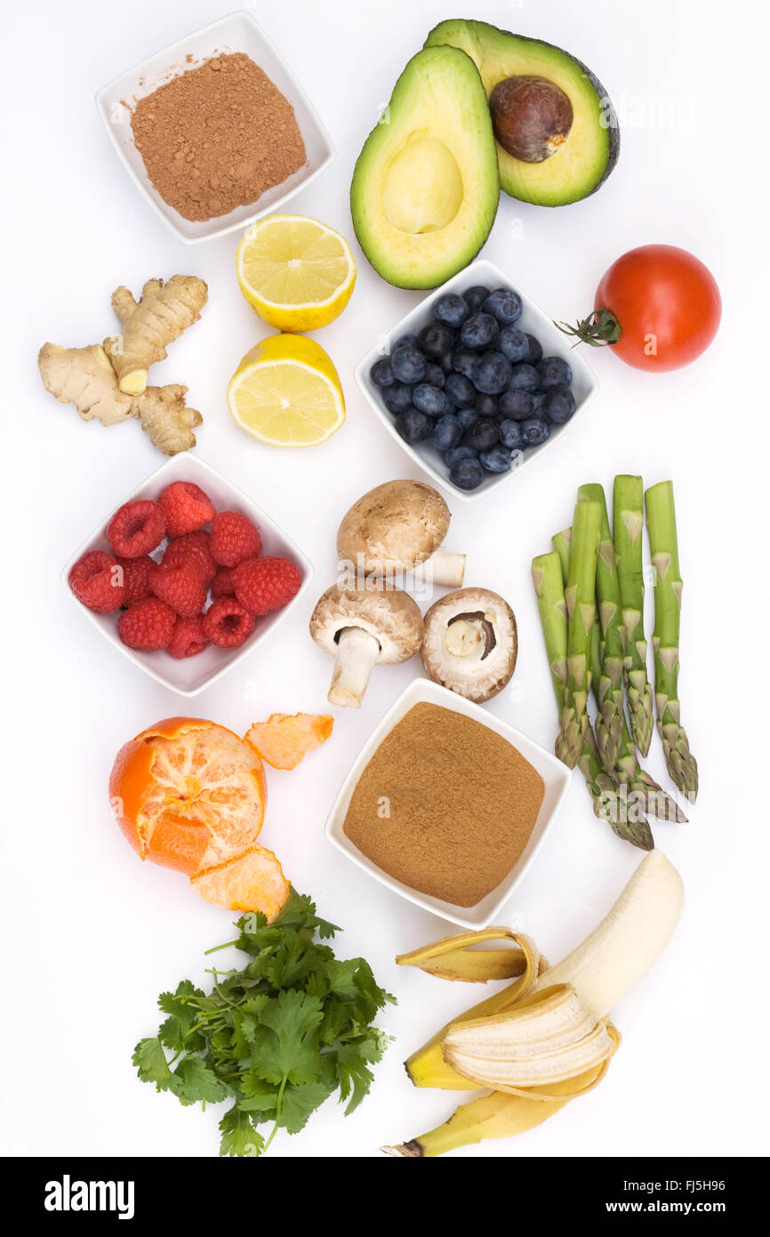 Eine Auswahl an gesunden und frischen Lebensmitteln auf weißem Hintergrund. Stockfoto