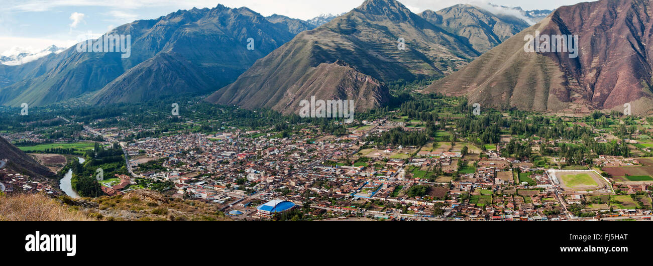 Panorama malerische kleine Stadt Urubamba, Peru, Urubamba-Fluss Stockfoto