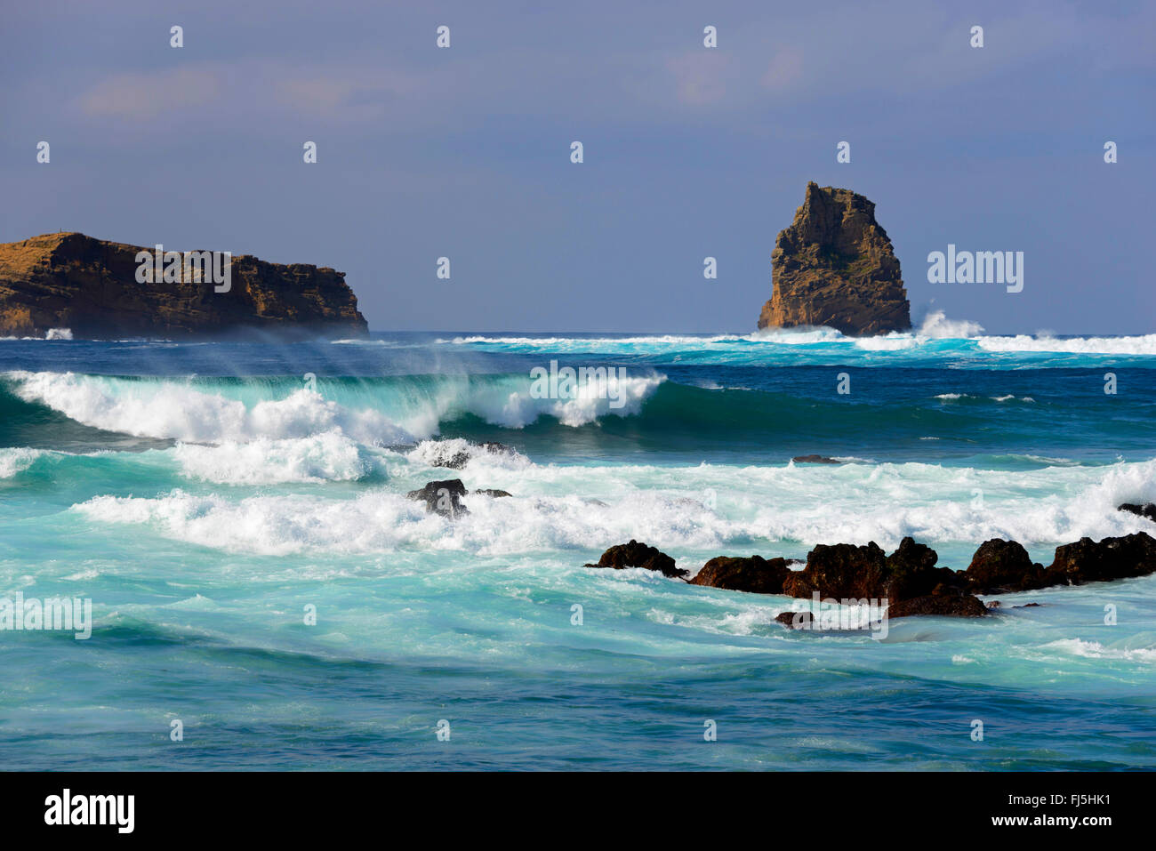 Atlantische Küste von Areia Funda mit Blick auf die Inseln Deitado und Em Pe, Portugal, Azoren Stockfoto