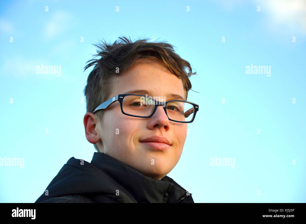 lächelnde junge mit Brille, Porträt eines Kindes Stockfoto