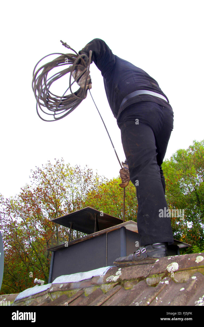 Schornsteinfeger bei der Arbeit auf dem Dach eines Schornsteins, Deutschland pauschal Stockfoto