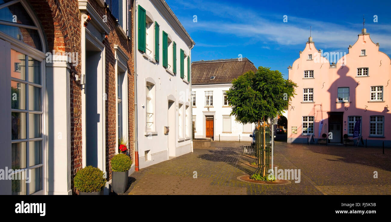 Haus Puellen mit barocken Giebeln und Schatten der Rathausturm, Wachtendonk, Niederrhein, Nordrhein-Westfalen, Deutschland Stockfoto