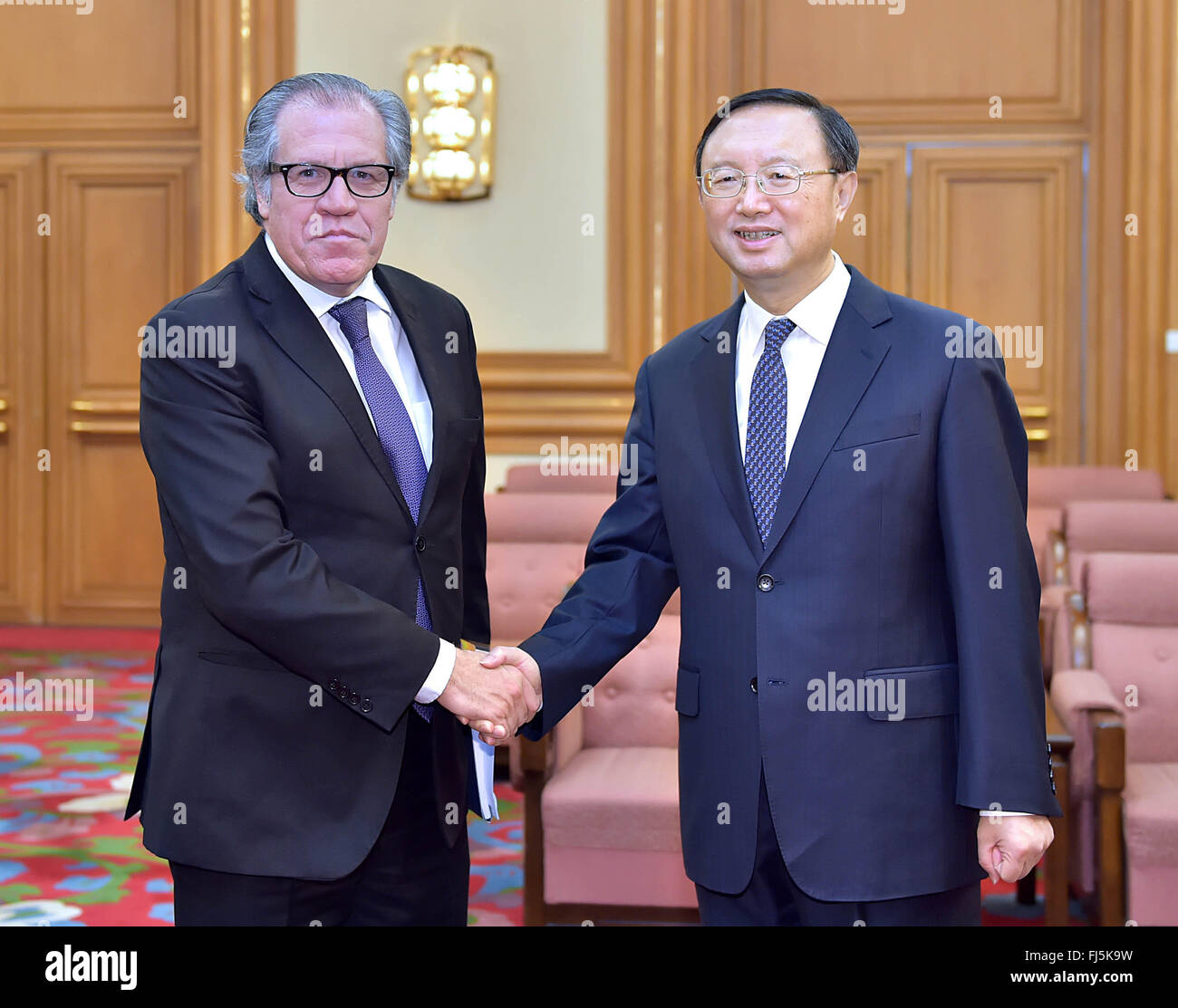 Peking, China. 29. Februar 2016. Chinese State Councilor Yang Jiechi (R) trifft sich mit Luis Almagro, Generalsekretär von der Organisation amerikanischer Staaten (OAS) in Peking, Hauptstadt von China, 29. Februar 2016. © Li Tao/Xinhua/Alamy Live-Nachrichten Stockfoto