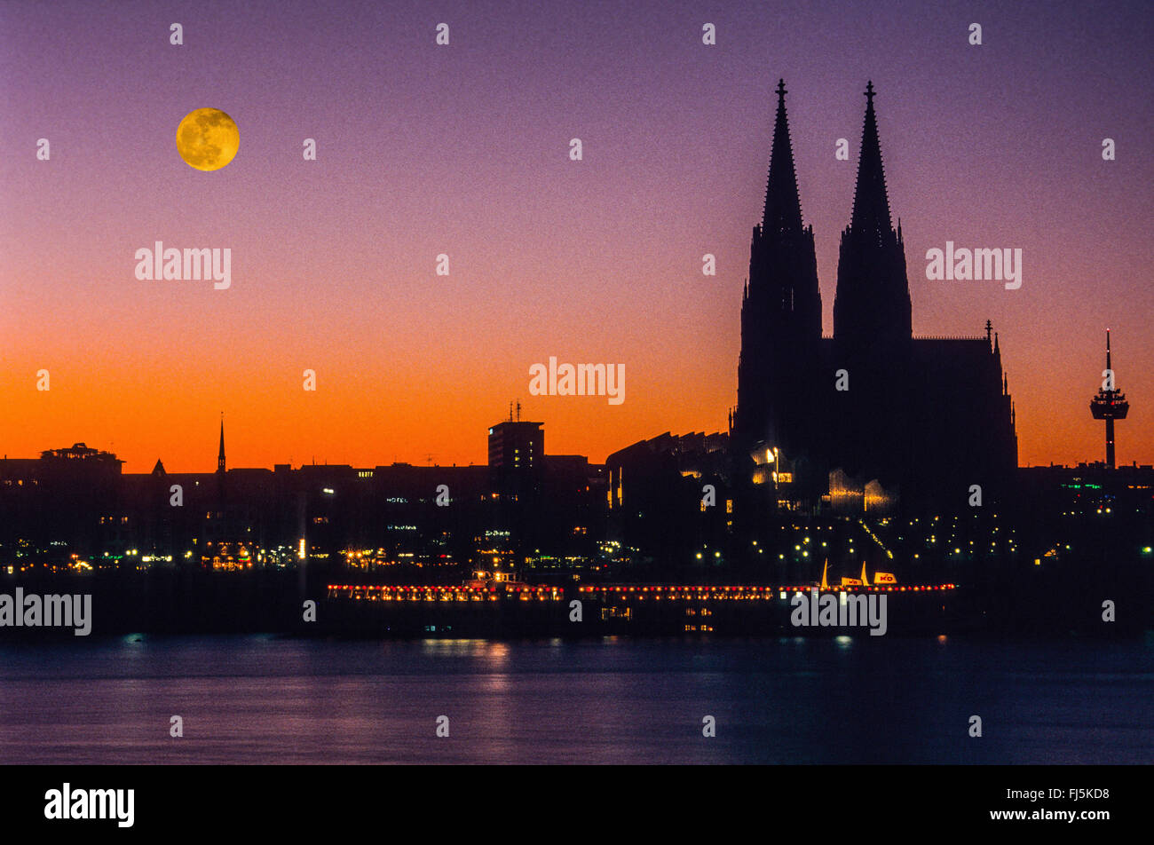 Nachtaufnahme von Köln bei Vollmond, Deutschland, Nordrhein-Westfalen, Köln Stockfoto