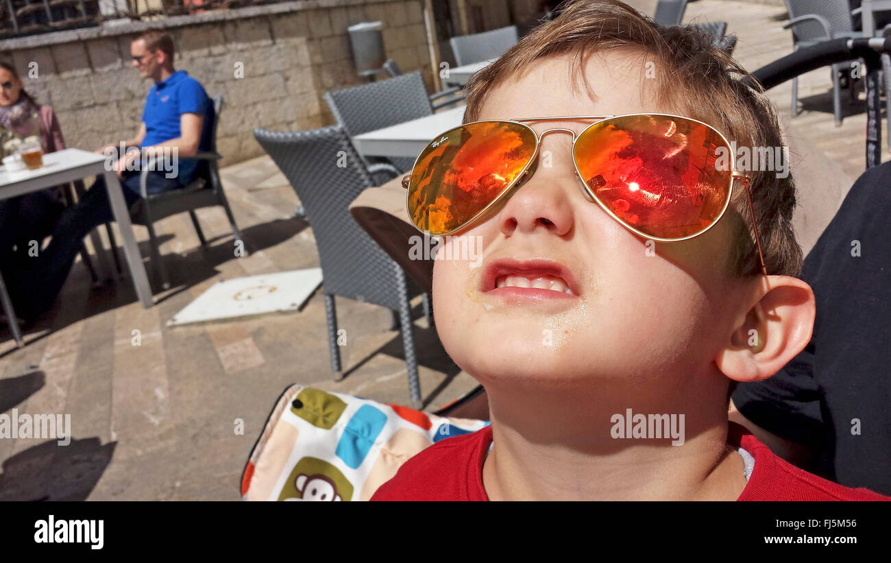 kleiner Junge mit coolen Sonnenbrille, Niederlande Stockfoto