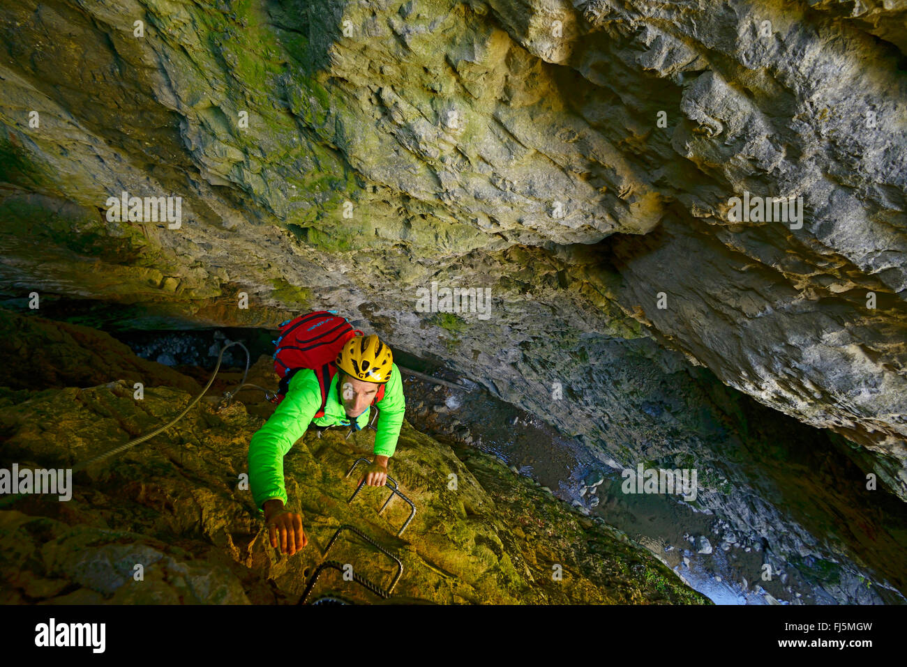 Kletterer am Klettersteig in der Schlucht des Etroits, Frankreich, Hautes Alpes, Saint Etienne de Devoluy Stockfoto