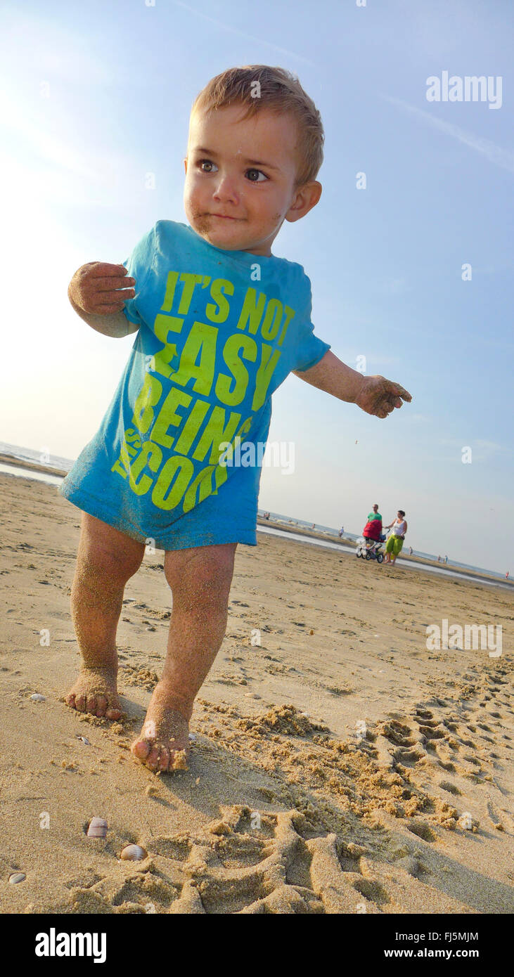 kleiner Junge mit einem t-Shirt bekleidet auf einem sandigen Strand, Niederlande Stockfoto