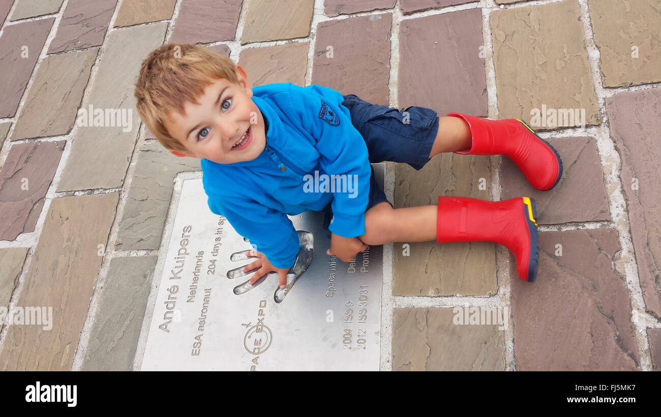 kleiner Junge auf eine Gedenktafel, Niederlande Stockfoto