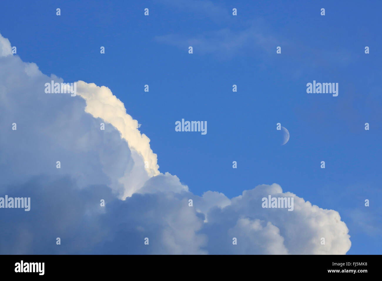 Wolken und Mond, Deutschland Stockfoto