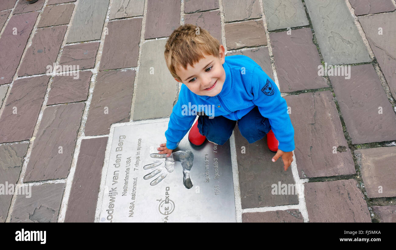 kleiner Junge auf eine Gedenktafel, Niederlande Stockfoto