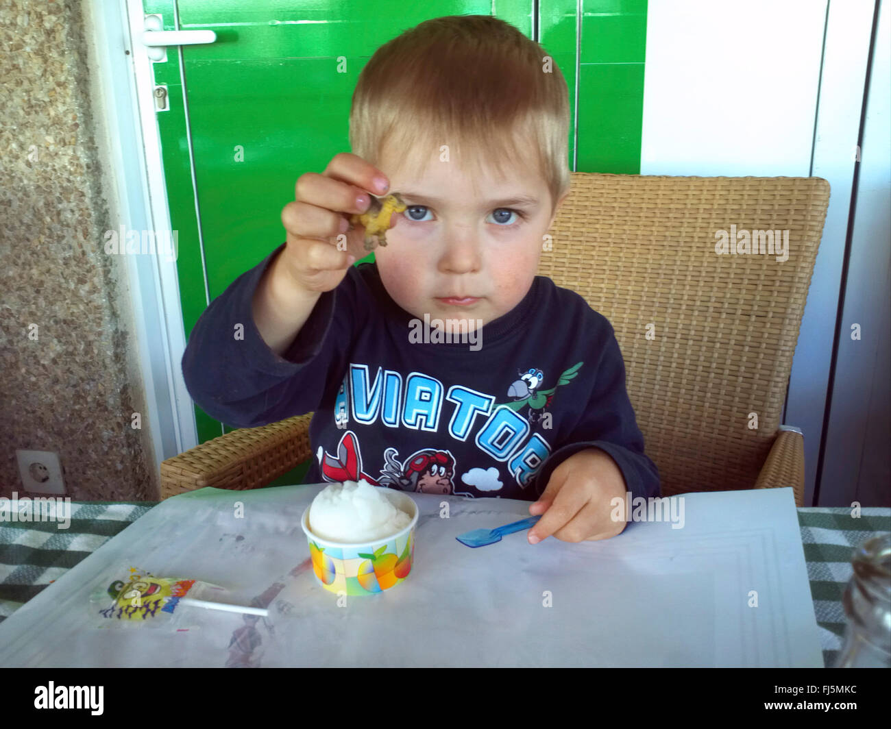 kleiner Junge, ein Eis essen Stockfoto