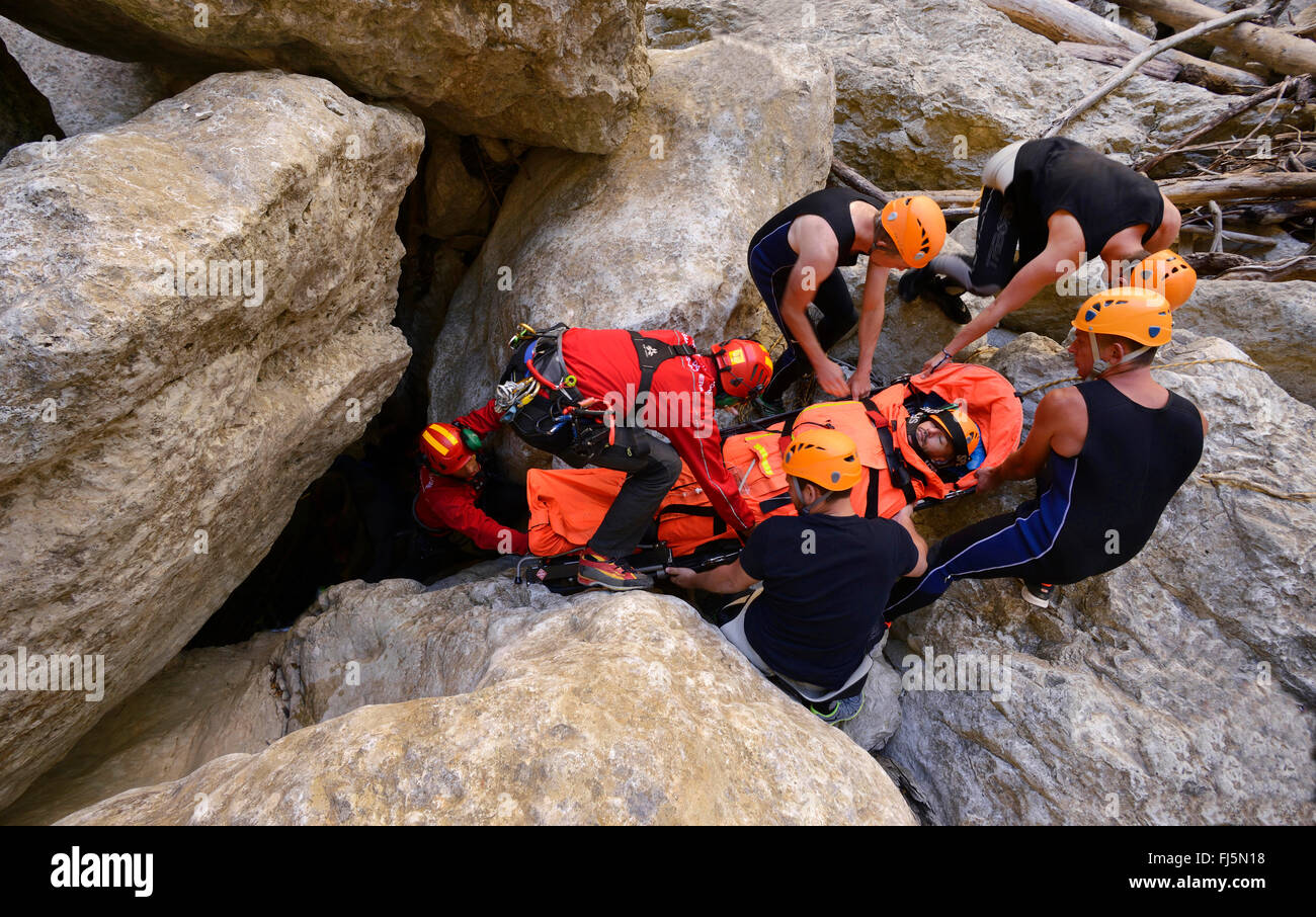 gefallenen Bergsteiger gerettet durch ein Rettungsdienst, Frankreich, Provence, Grand Canyon Du Verdon Stockfoto