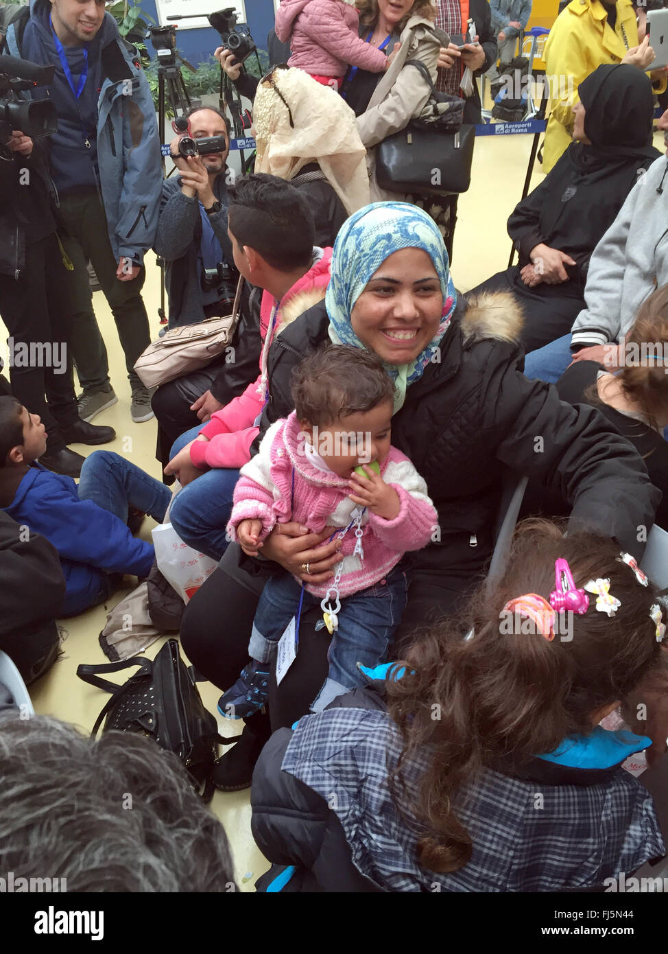 Rom, Italien. 29. Februar 2016. Eine Gruppe von syrischen Flüchtlinge aus einem Lager in Libanon kommen am Flughafen in Rom, Italien, 29. Februar 2016. Kirchlichen Organisationen ermöglichte die legale Einwanderung nach Italien. Das Projekt ermöglicht 2000 Asylbewerber für die Einreise mit einem humanitären Visum. Die Organisation Sant'Egidio und die italienische Gesellschaft der evangelischen Kirchen (FCEI) machte diese Anordnung mit der italienischen Regierung. Foto: Alvise Armellini/Dpa/Alamy Live News Stockfoto