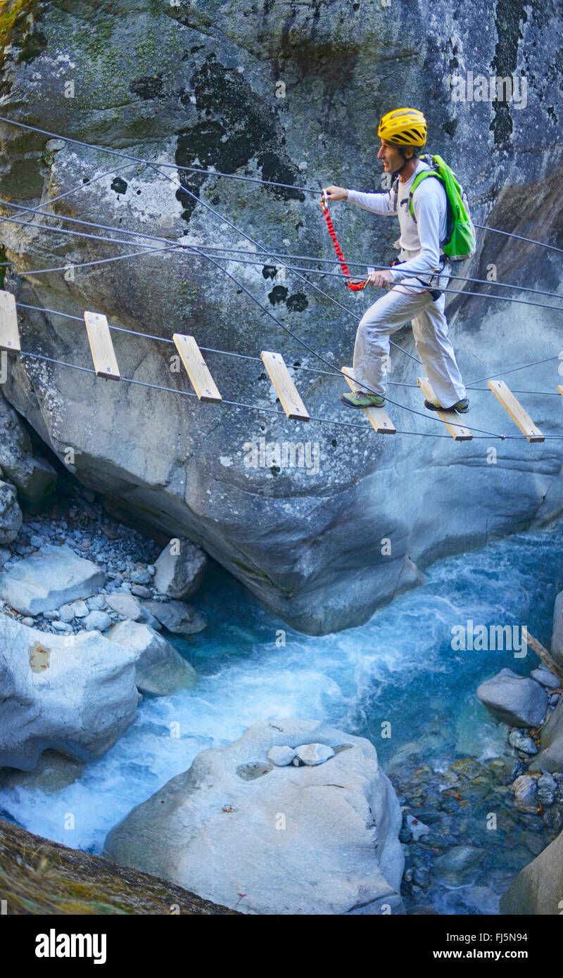 Mann auf Hängebrücke der Klettersteig in den Canyon Ailefroide Via Ferrata des Schluchten d'Ailefroide, Frankreich, Hautes Alpes, Pelvoux Stockfoto