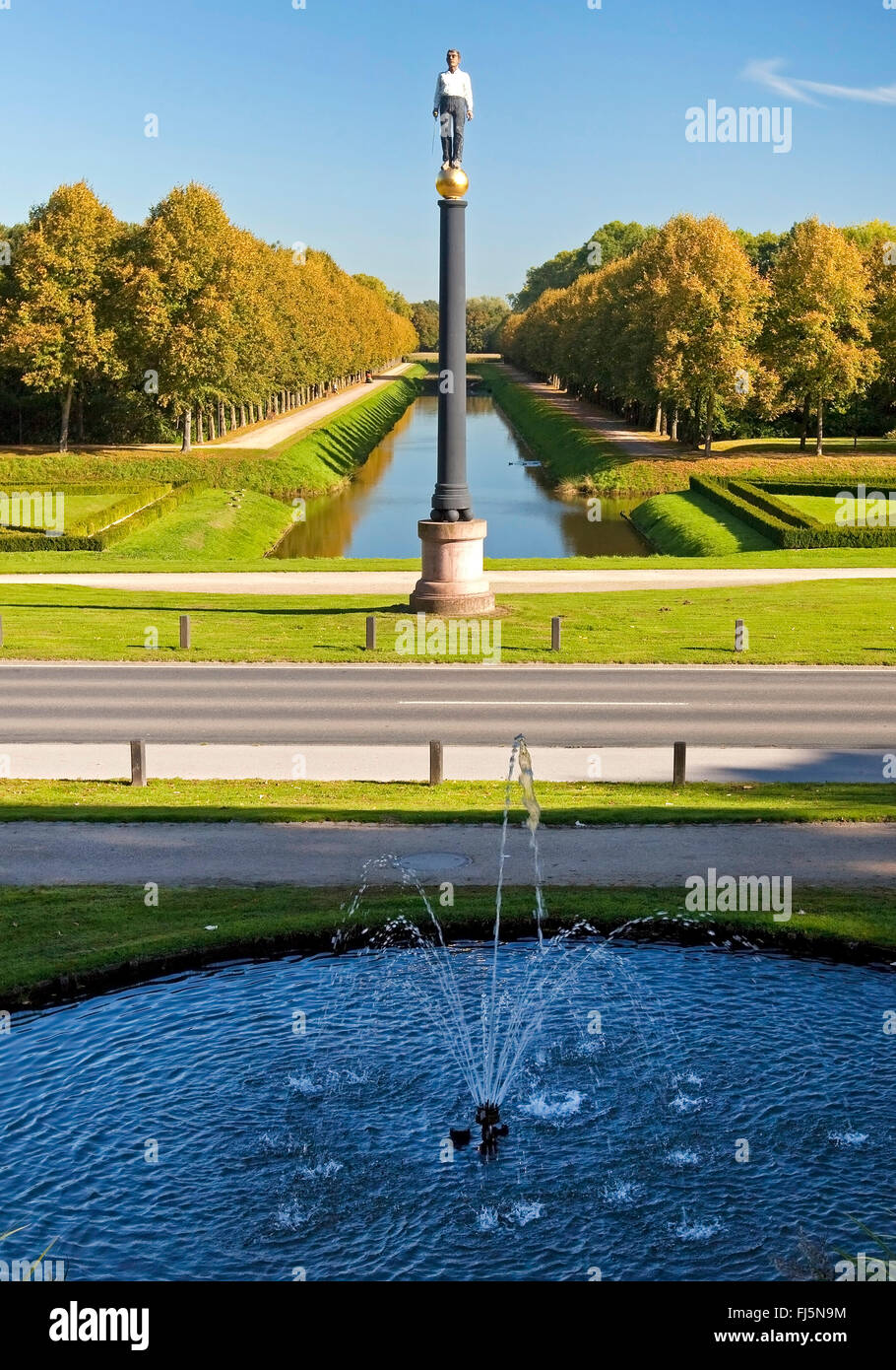 Neuer Tiergarten Kleve mit Statue Neuer Eiserner Mann und St. Moritz-Kanal in Kleve, Deutschland, Nordrhein-Westfalen, Niederrhein, Cleves Stockfoto