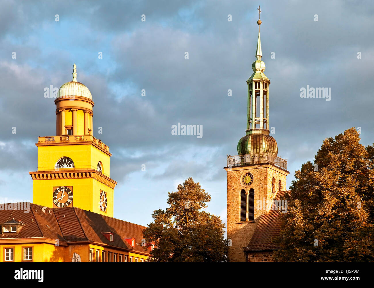 Turm des Rathauses und Turm der Johannis-Kirche in Witten, Deutschland, Nordrhein-Westfalen, Ruhrgebiet, Witten Stockfoto