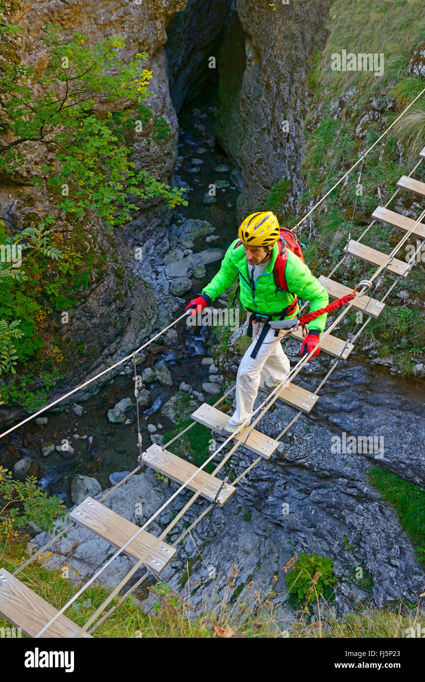 Kletterer, die Überquerung der Schlucht Etroits über eine Aussetzung zu überbrücken, Frankreich, Hautes Alpes, Saint Etienne de Devoluy Stockfoto