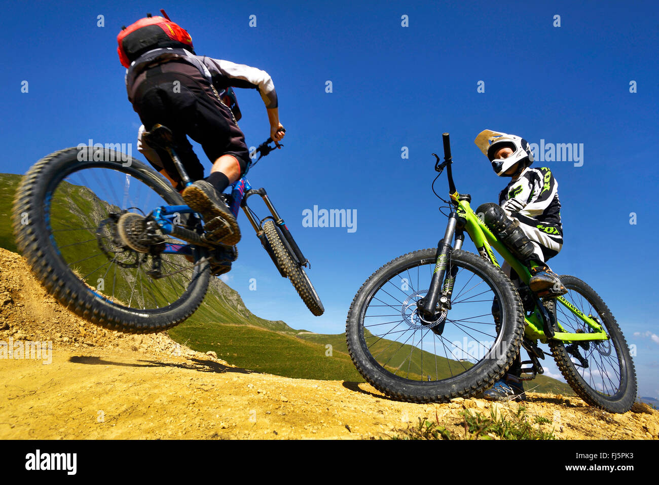 zwei Mountainbiker in den Alpen, Frankreich, La Plagne, La Plagne Stockfoto
