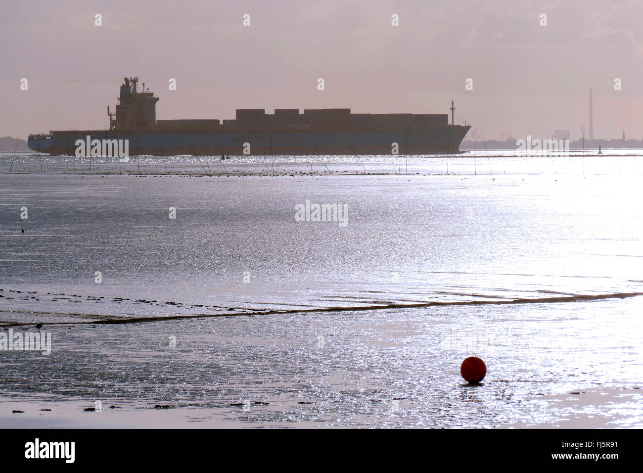 Bulk-Carrier verlässt Bremerhaven, Deutschland, Niedersachsen Stockfoto