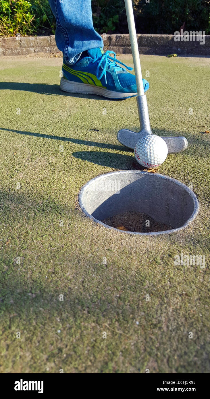Minigolf, Mini-Golf-Ball ist eingelocht, Deutschland Stockfoto