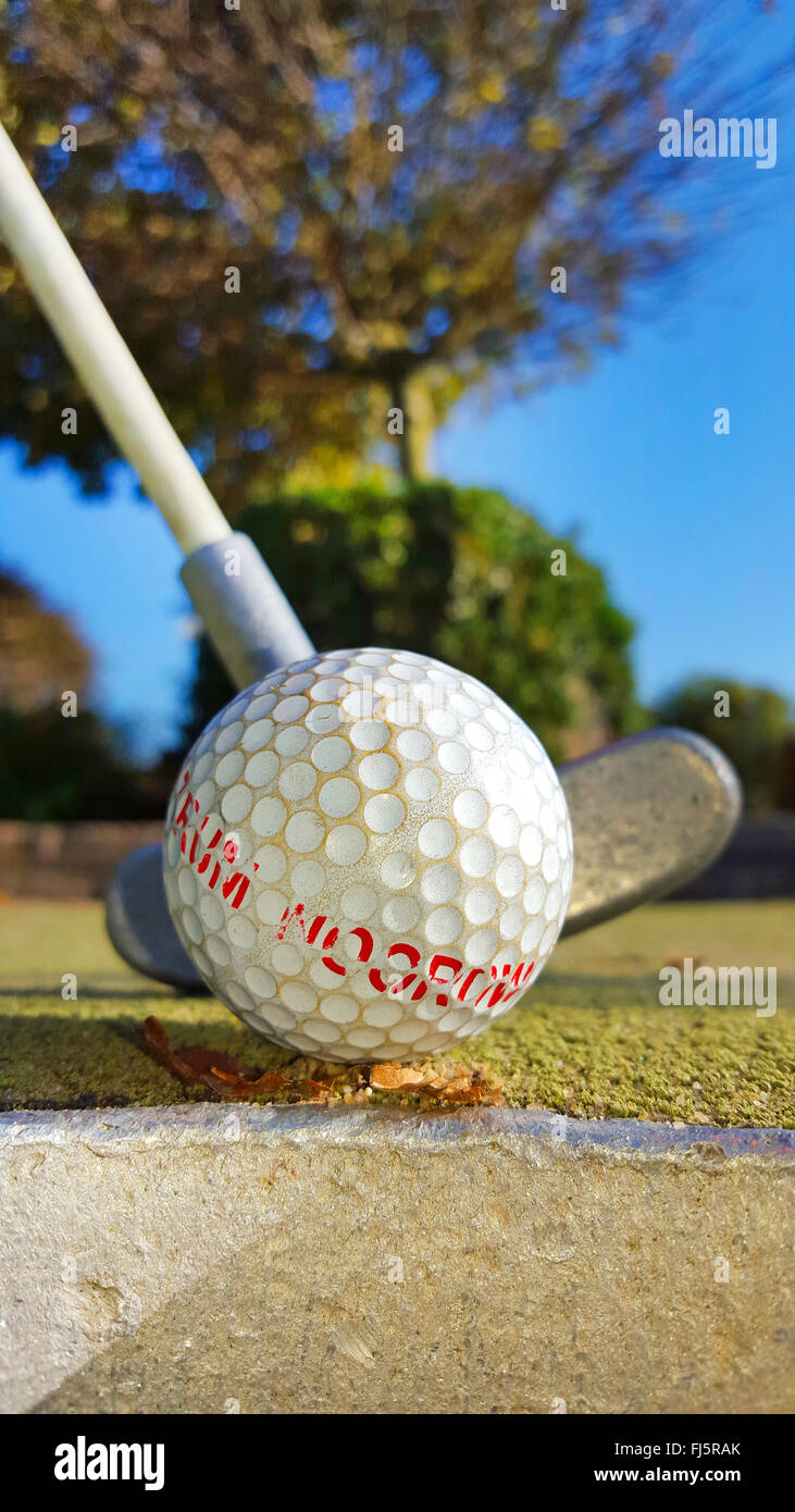 Minigolf, Mini-Golf-Ball ist eingelocht, Deutschland Stockfoto