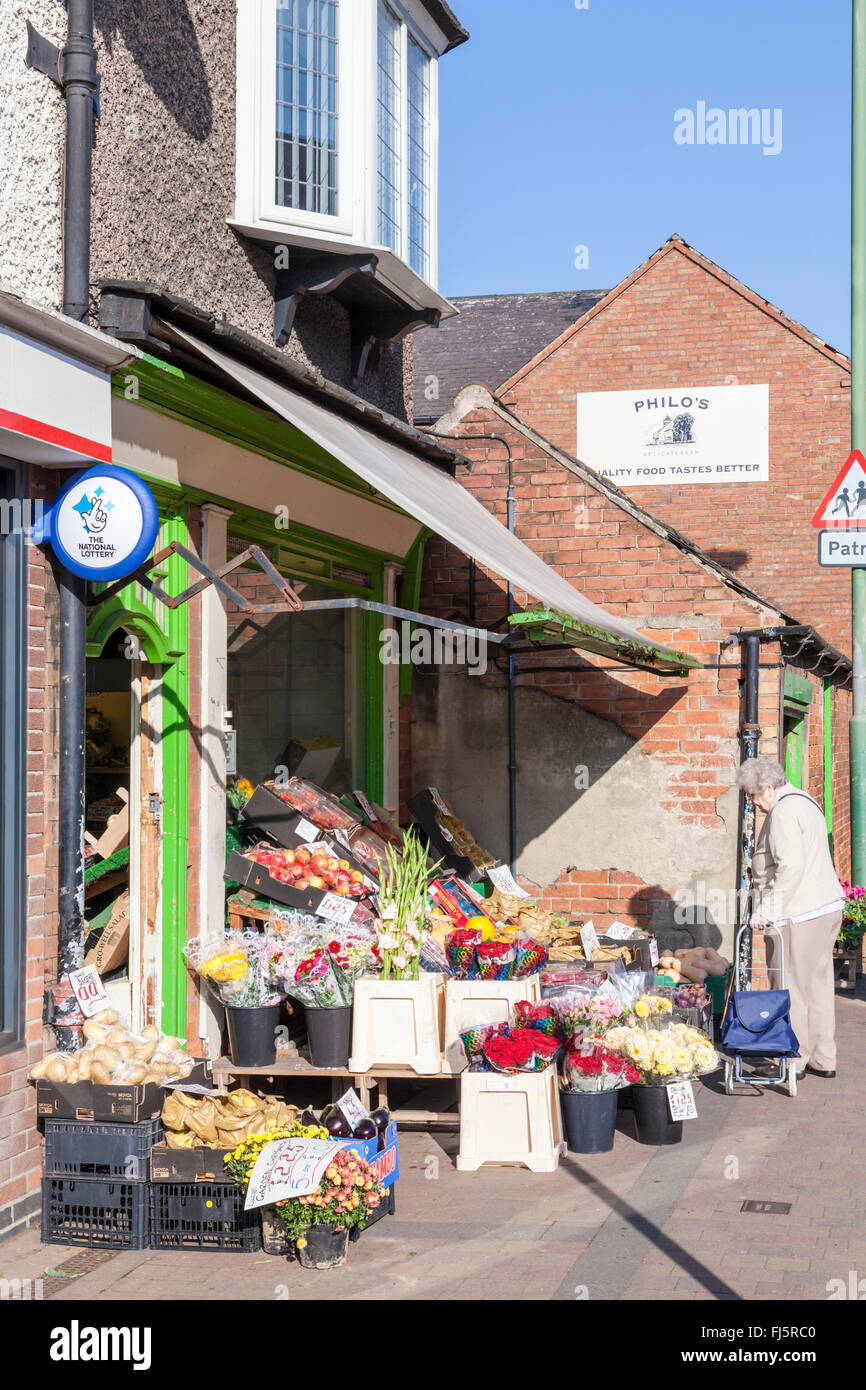 Gemüsehandel shop Anzeigen von Obst und Gemüse außerhalb Ruddington, Nottinghamshire, England, UK Stockfoto