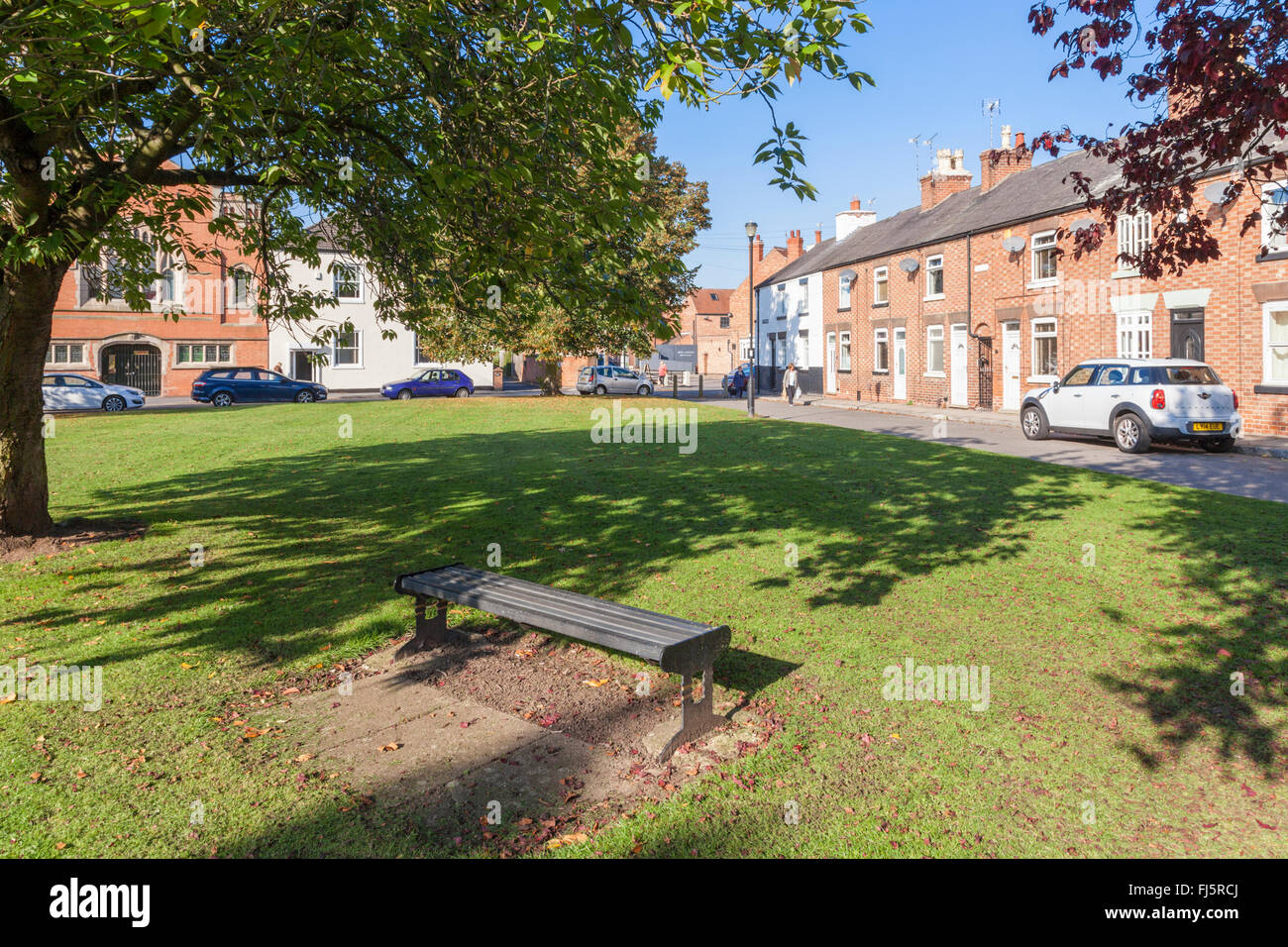 Sitzgelegenheiten im Freien. Eine Sitzbank auf dem Dorfplatz, dem Ruddington, Nottinghamshire, England, Großbritannien Stockfoto