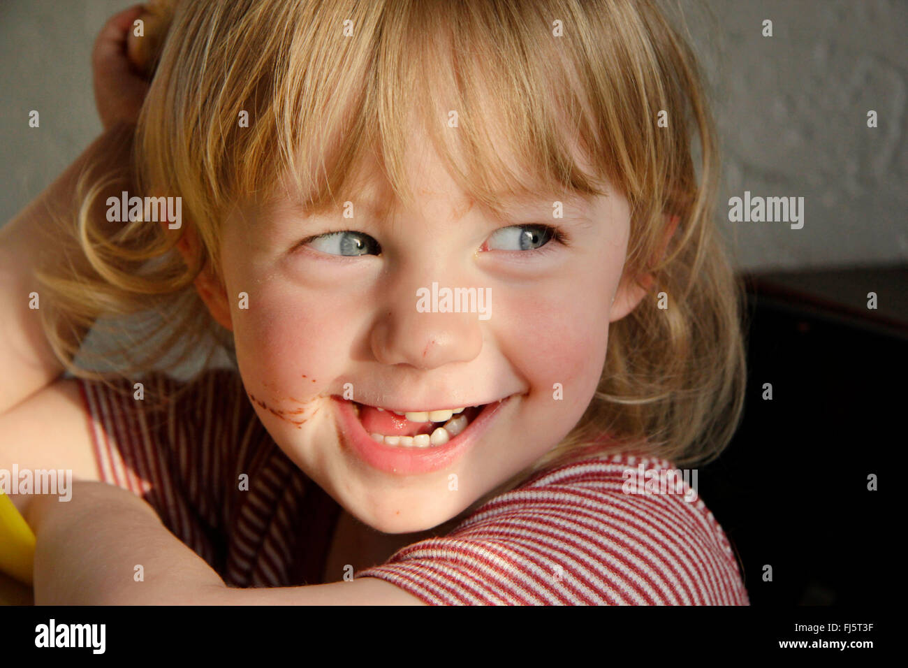 kleiner Junge am Frühstückstisch, Porträt, Deutschland Stockfoto