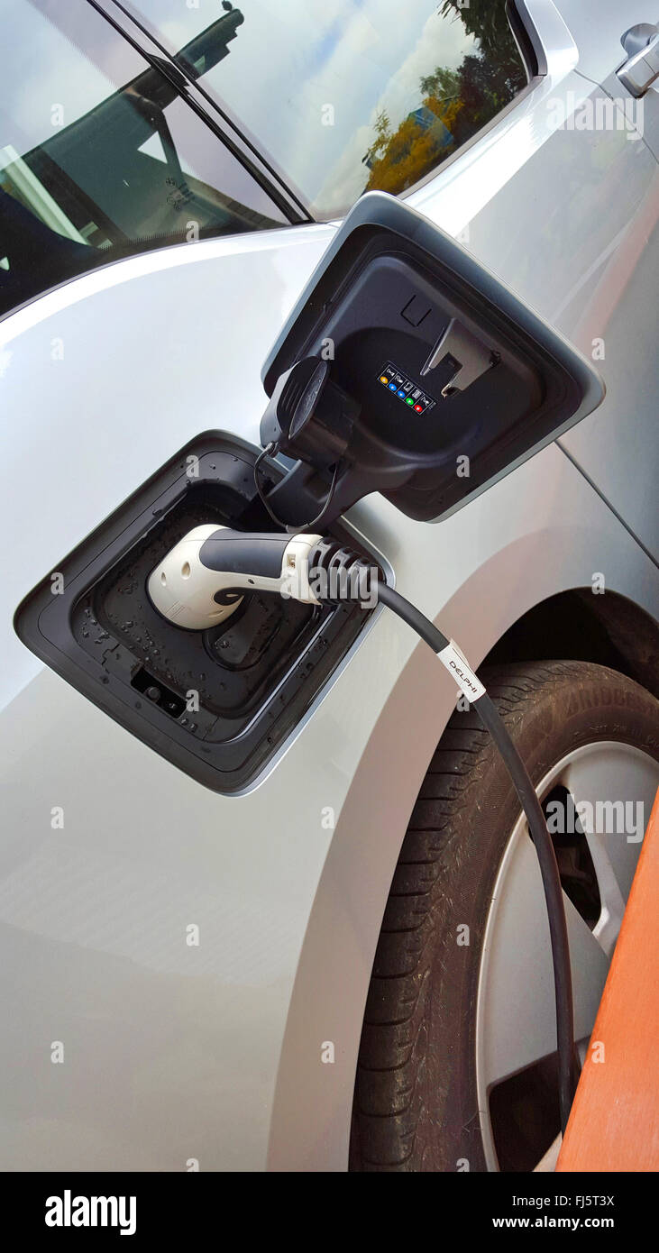 Stecksystem auf ein Elektroauto aufladen Stockfoto