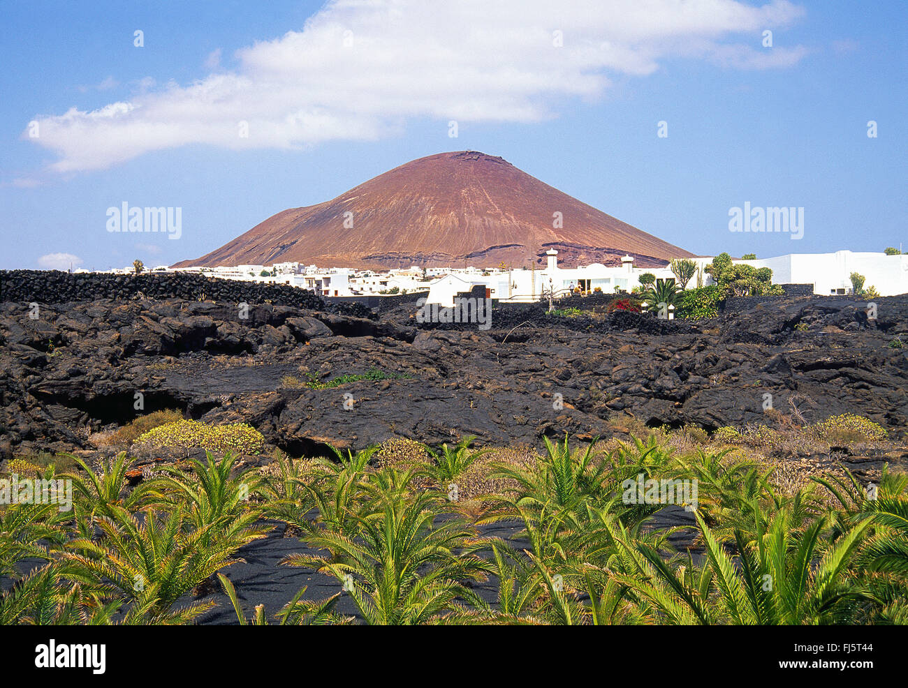 Lava und Überblick über das Dorf. Tahiche, Lanzarote Insel, Kanarische Inseln, Spanien. Stockfoto