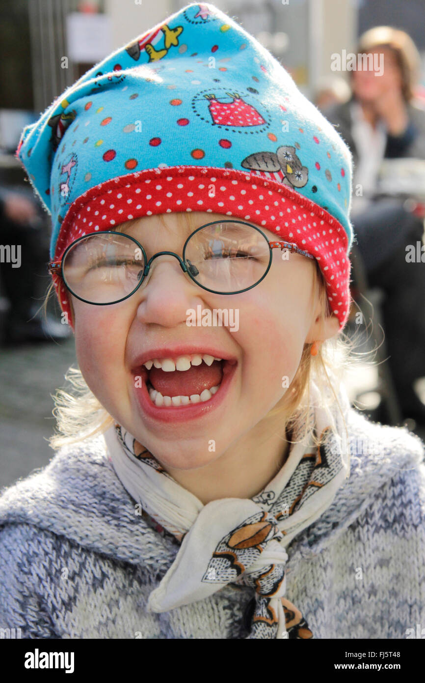 kleines Mädchen Lachen lustvoll in die Kamera, Porträt eines Kindes, Deutschland Stockfoto