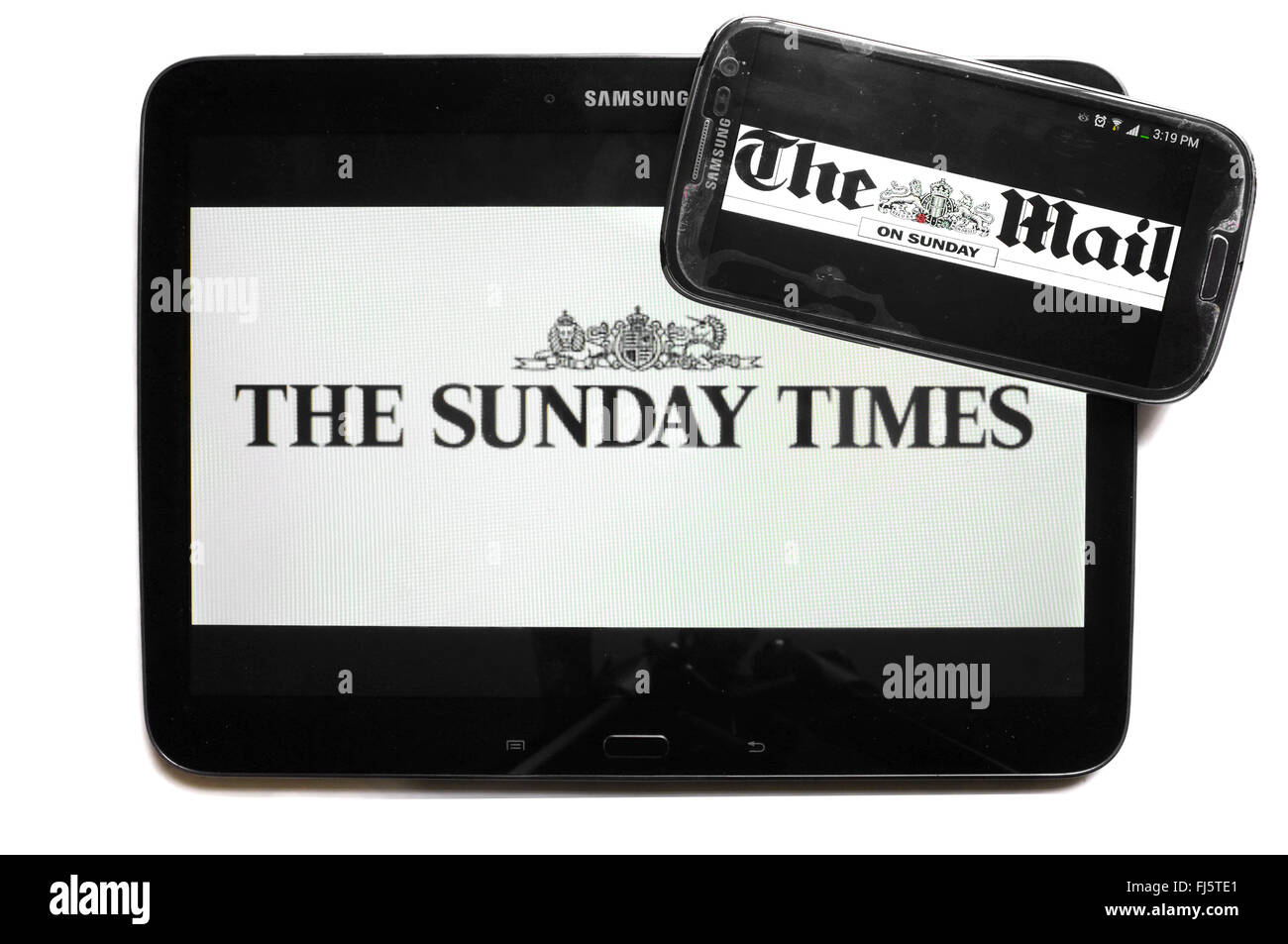 Die Logos der The Sunday Times und The Mail auf Sonntagszeitungen auf den Bildschirmen der ein Tablet und Smartphone angezeigt. Stockfoto