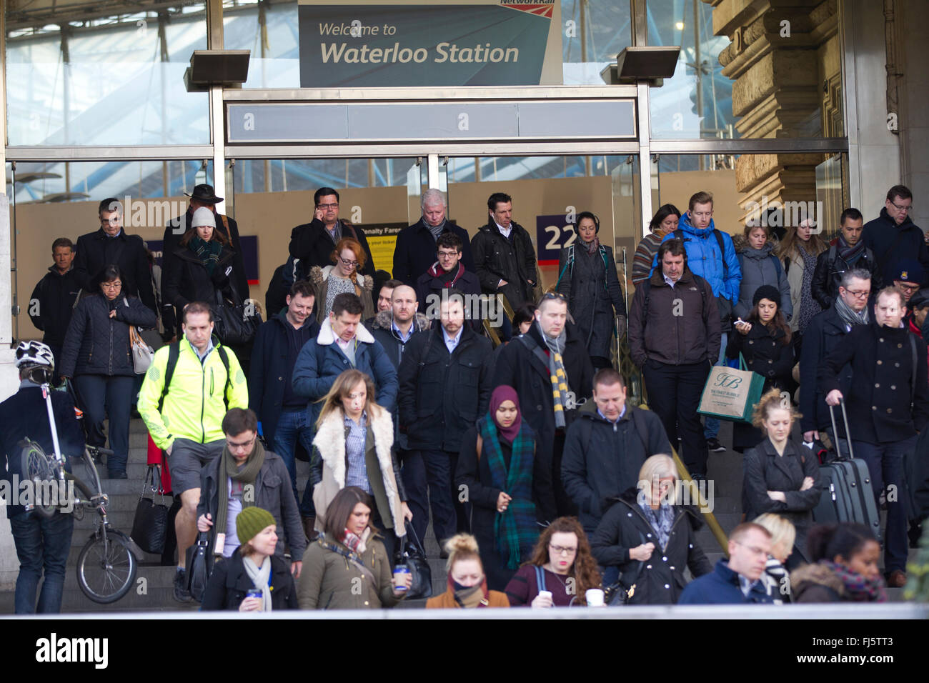 London-Pendler Überschrift in Stadt von London nach der Ankunft am Bahnhof Waterloo, eine der wichtigsten Verkehrsverbindungen in die Hauptstadt Stockfoto