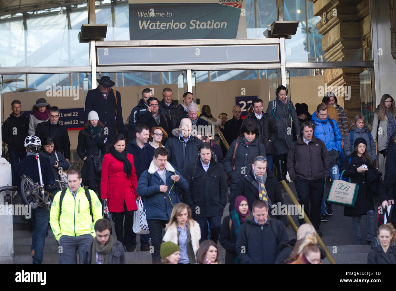 London-Pendler Überschrift in Stadt von London nach der Ankunft am Bahnhof Waterloo, eine der wichtigsten Verkehrsverbindungen in die Hauptstadt Stockfoto