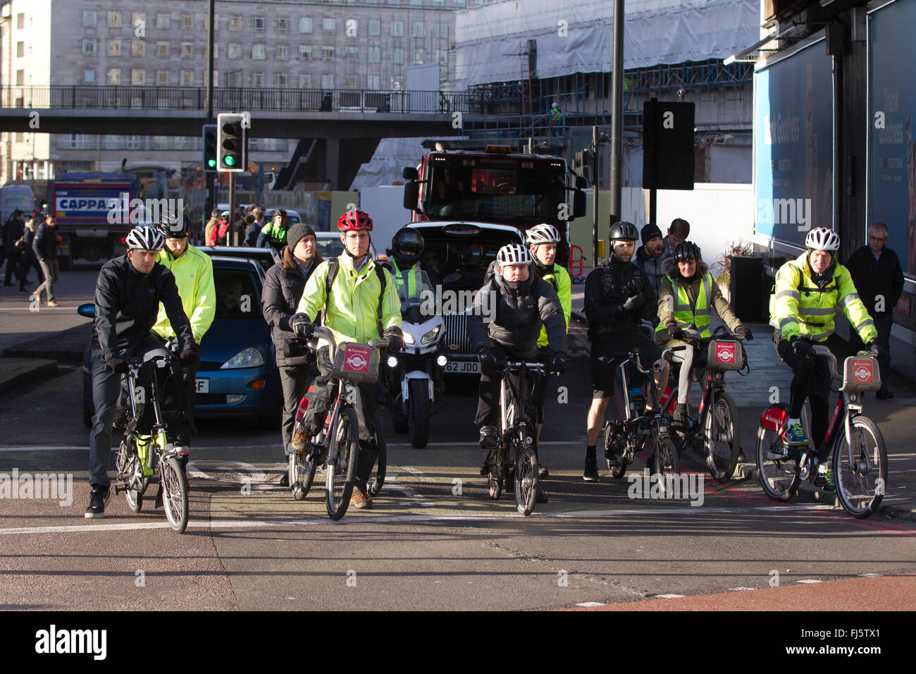 London-Radfahrer pendeln in arbeiten auf ihren Fahrrädern entlang der stark befahrenen Straßen in der Stadt von London, England, UK Stockfoto