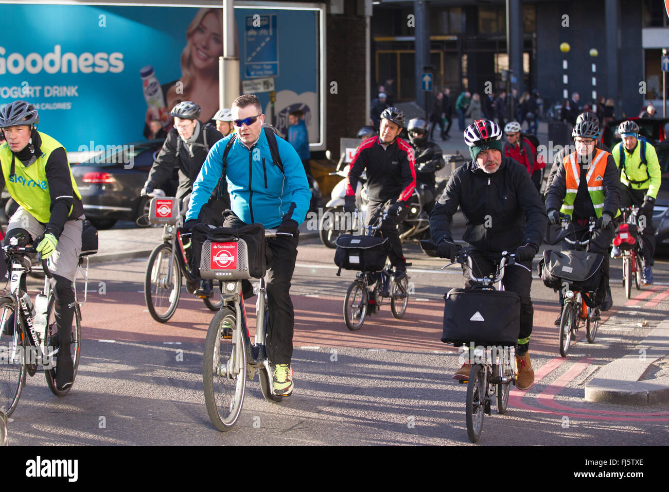 London-Radfahrer pendeln in arbeiten auf ihren Fahrrädern entlang der stark befahrenen Straßen in der Stadt von London, England, UK Stockfoto