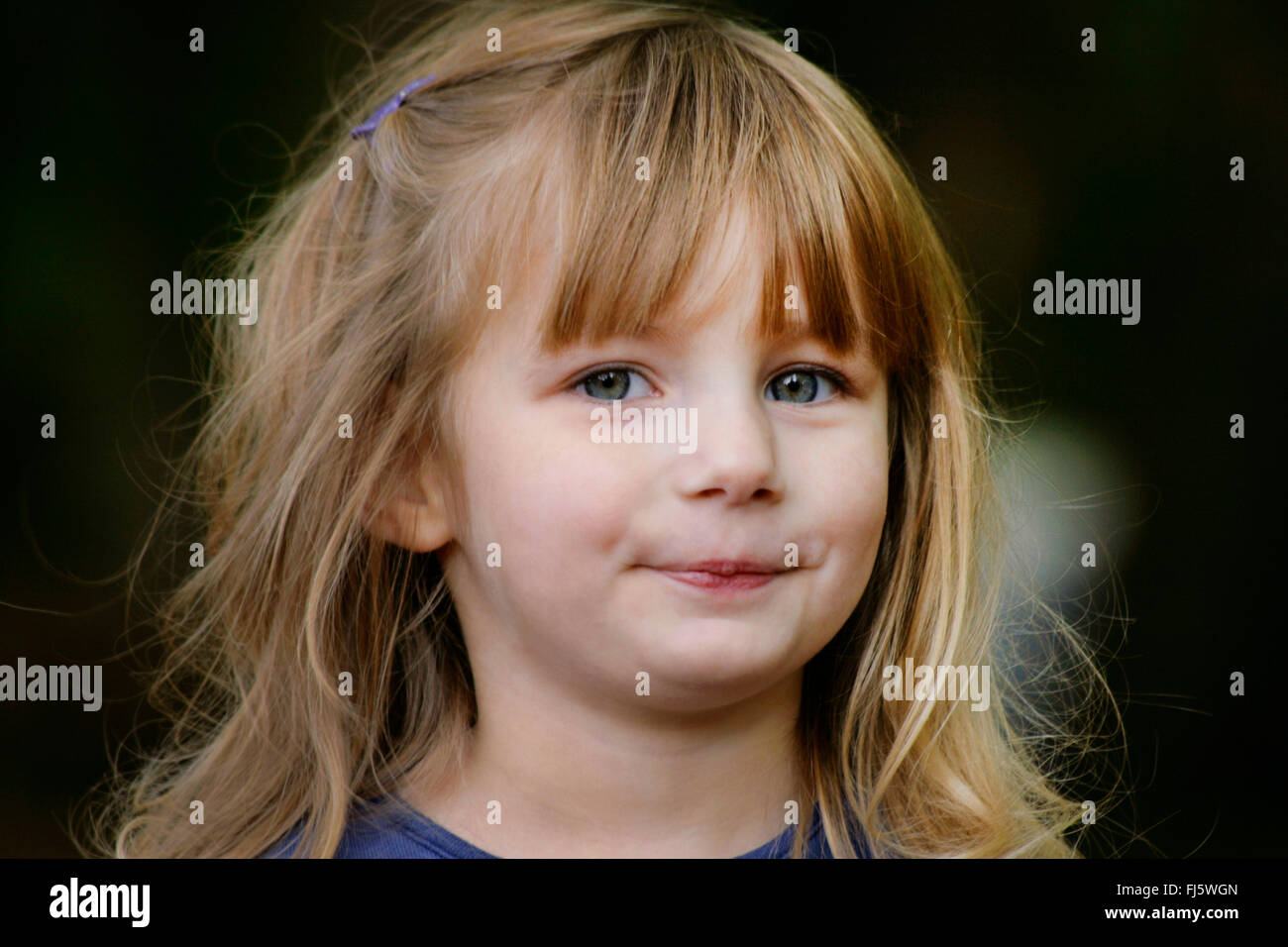 niedliche kleine Mädchen, Porträt eines Kindes, Deutschland Stockfoto