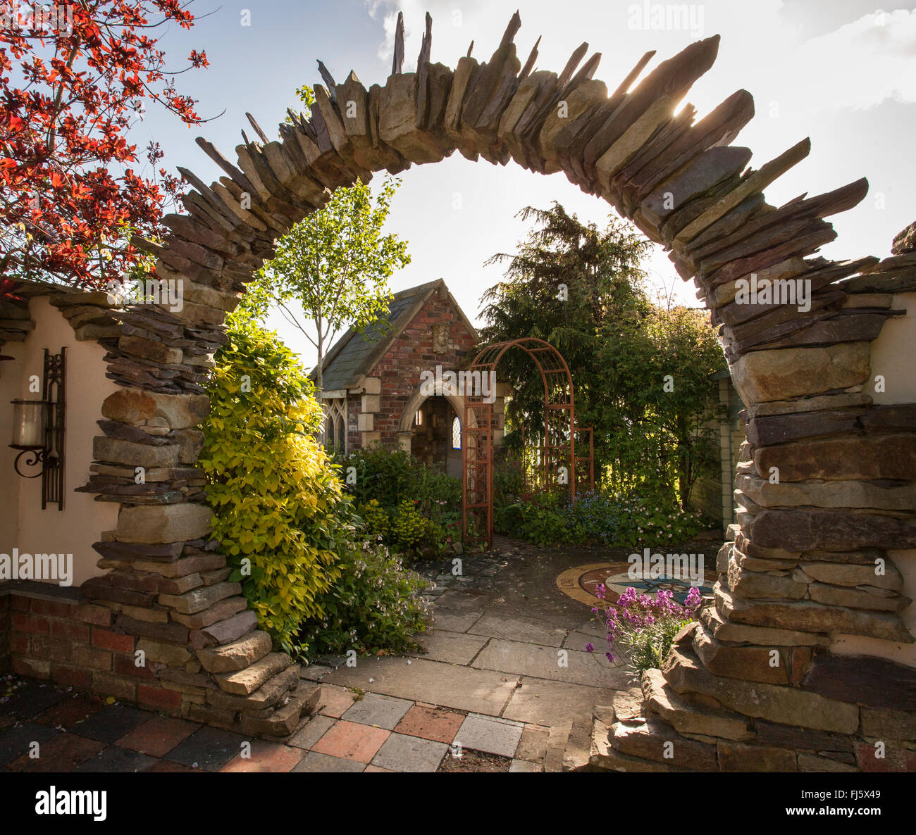 Mondtor aus Stein, Stein zu ebnen und Struktur Backsteingebäude, Alchemie Gärten permanente Garden Malvern drei Counti anzeigen Stockfoto