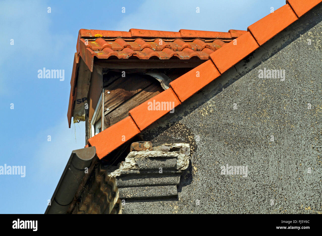 Dachgaube mit Dachziegel, Deutschland Stockfoto