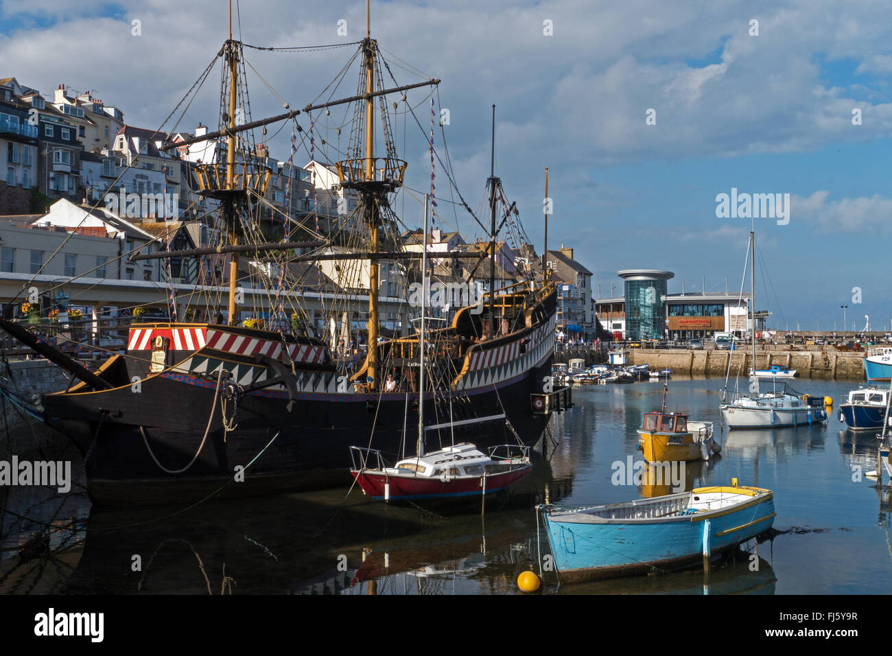 Replik des Sir Francis Drake Schiffs Golden Hind vertäut im Hafen von Brixham, South Devon, England Stockfoto