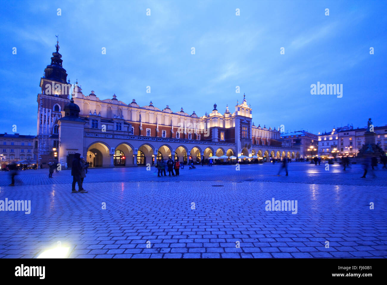 Tuchhallen in der Nacht in Krakau Stockfoto