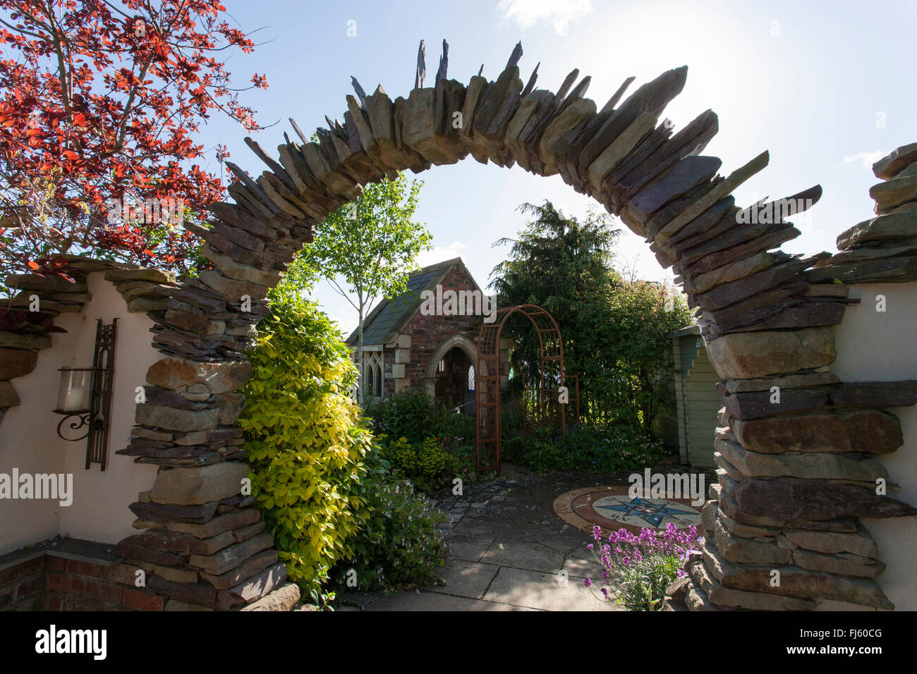 Mondtor aus Stein, Stein zu ebnen und Struktur Backsteingebäude, Alchemie Gärten permanente Garden Malvern drei Counti anzeigen Stockfoto