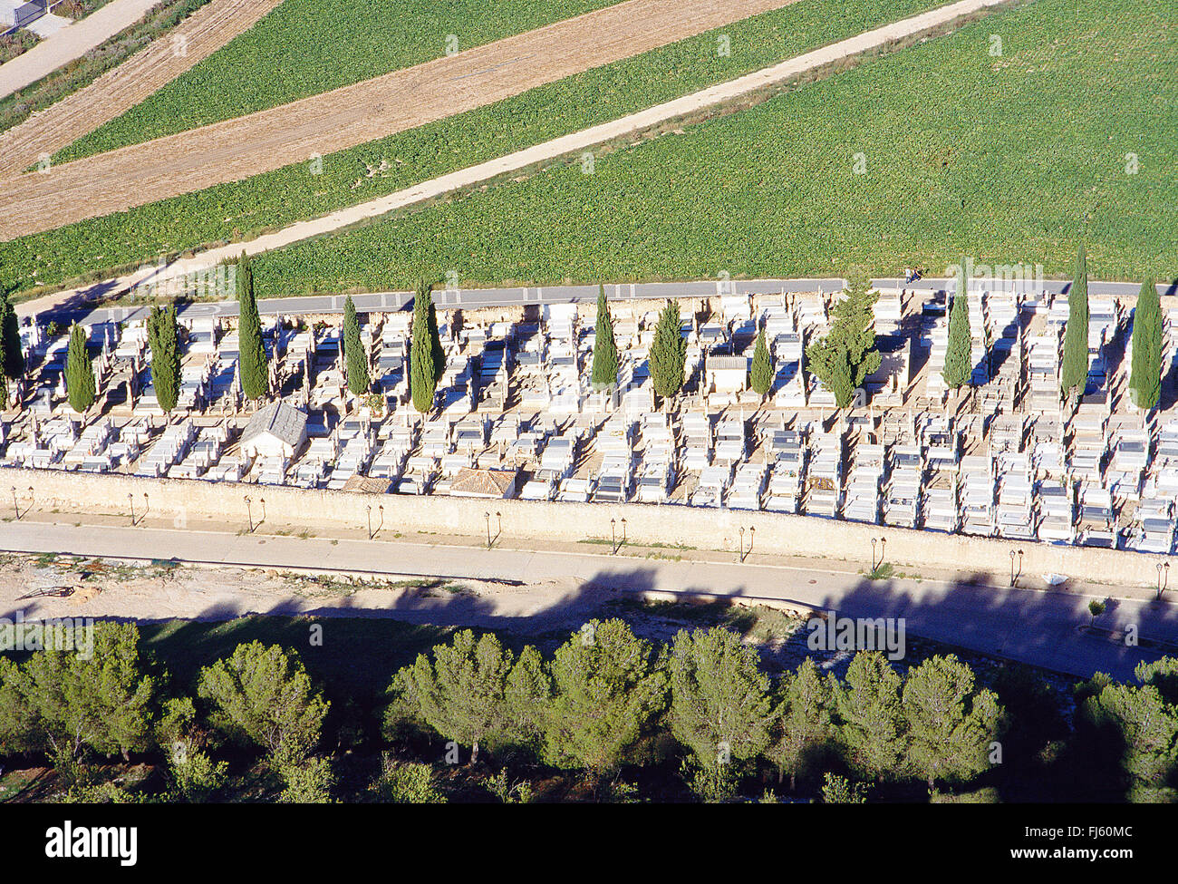 Friedhof, Ansicht von oben. Peñafiel, Provinz Valladolid, Kastilien-Leon, Spanien. Stockfoto