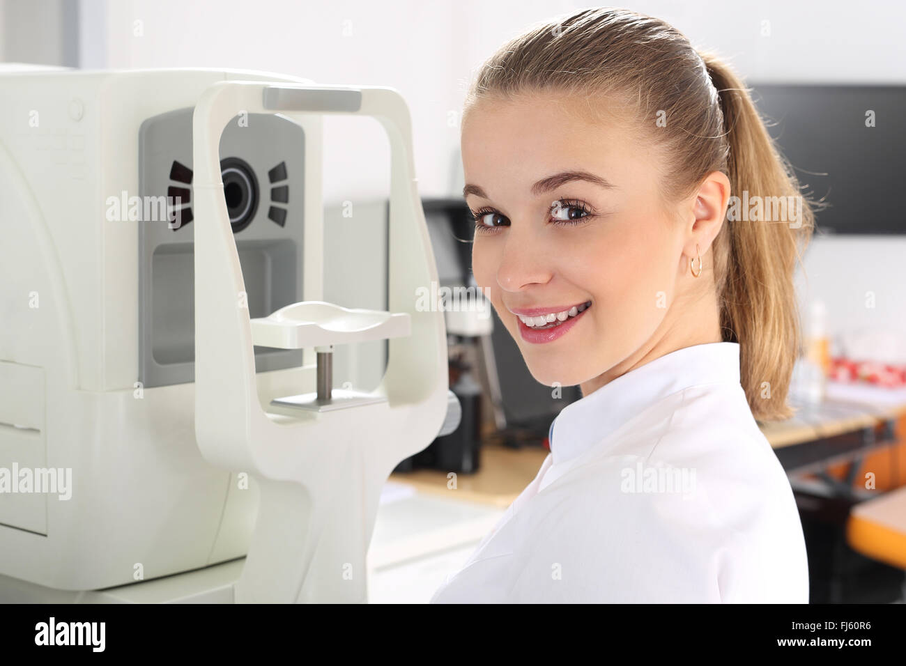 Der Patient in der Augenklinik während des Studiums der Computer Fehlsichtigkeiten. Augenarzt, der Patient auf das Auge Studie. Stockfoto