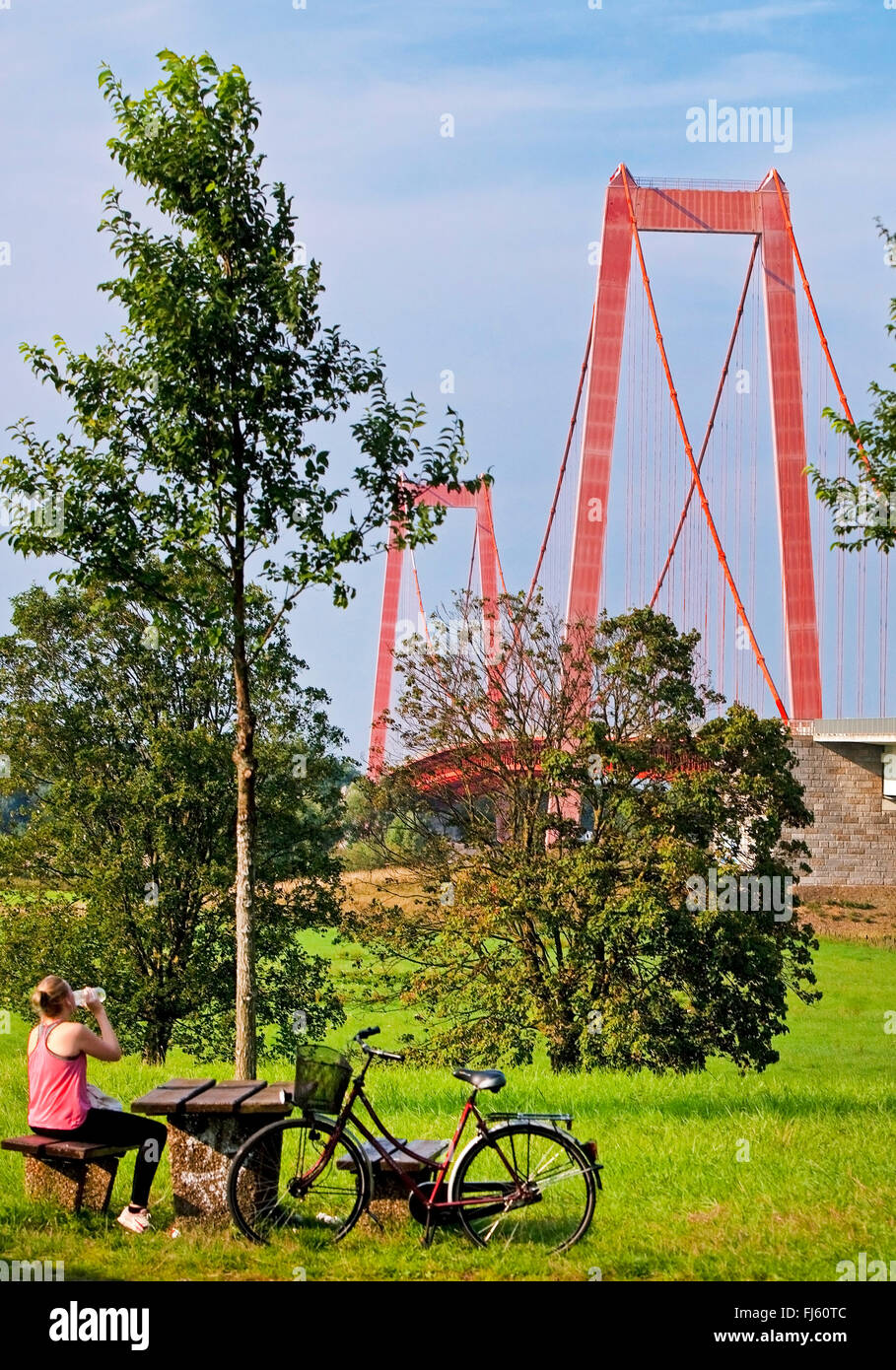 weibliche Radfahrer haben eine Pause vor der längste Hängebrücke überqueren den Rhein, Deutschland, Nordrhein-Westfalen, Niederrhein, Emmerich Stockfoto