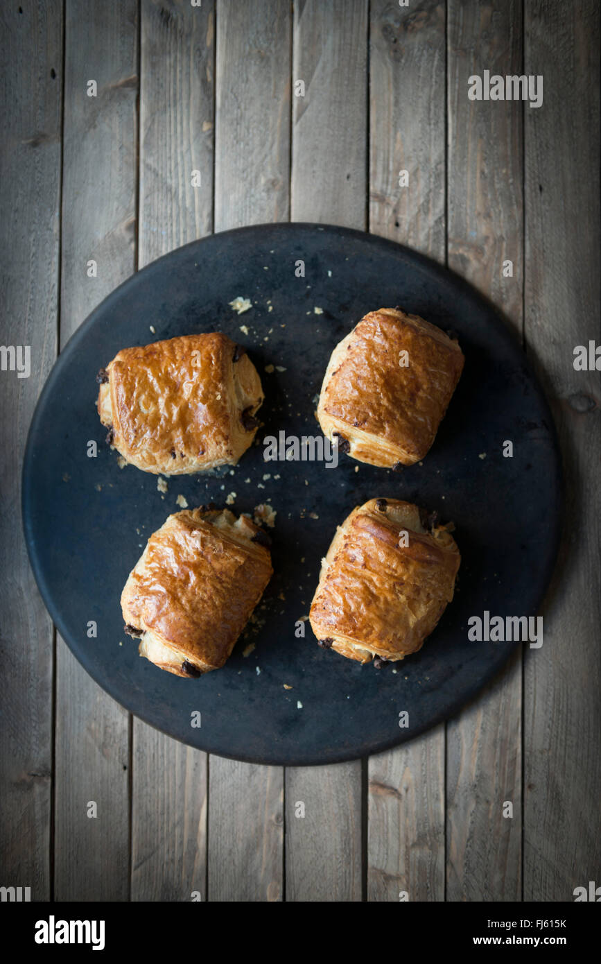 Pain au Chocolat auf ein Backblech. Stockfoto