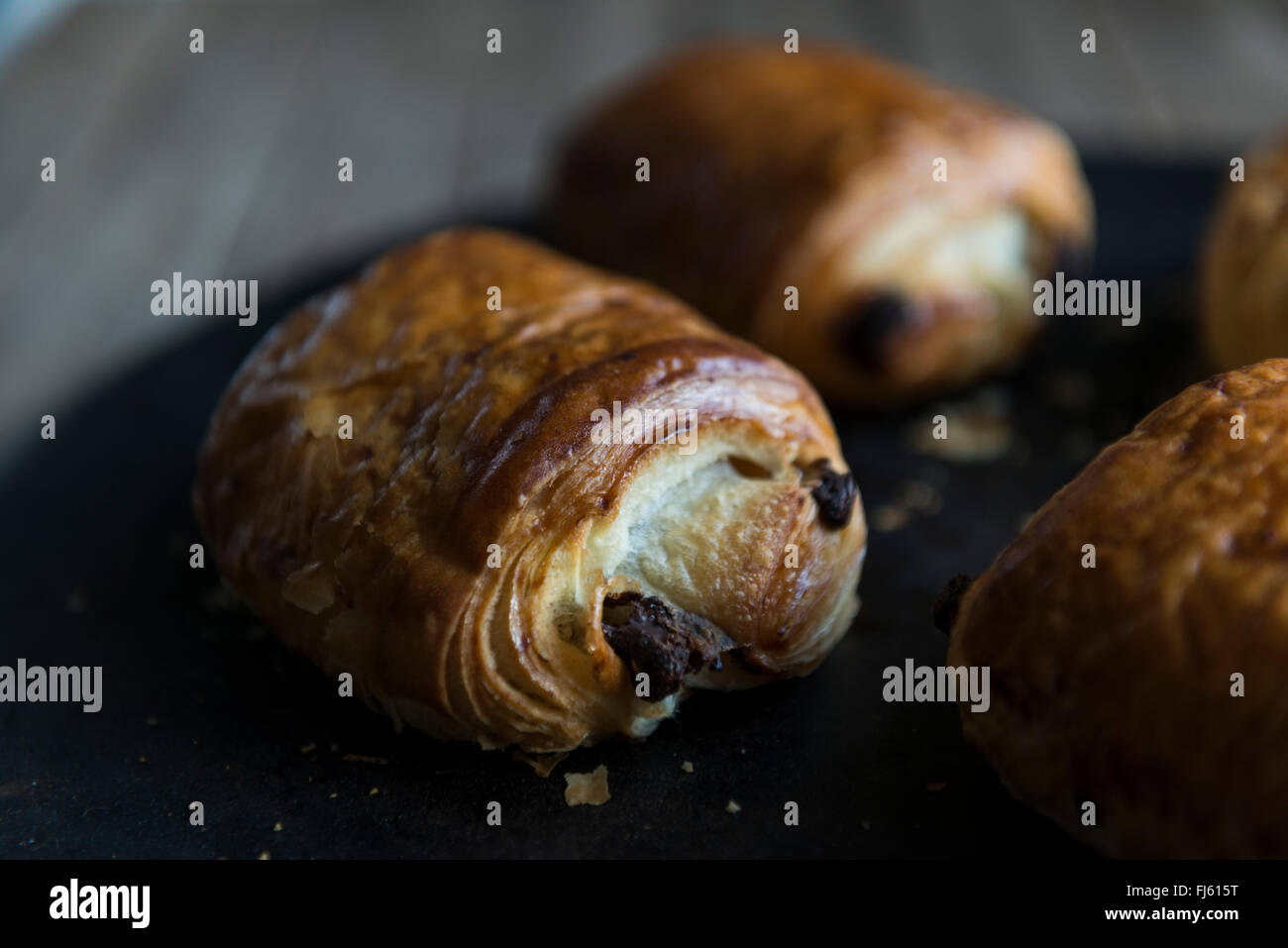 Pain au Chocolat auf ein Backblech. Stockfoto